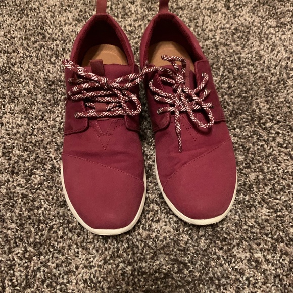 TOMS size 9 tennis shoes - Picture 2 of 2